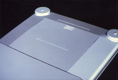 Een (‘Phong’) rendering van de onderzijde van de SlimScale, met batterijvakje.